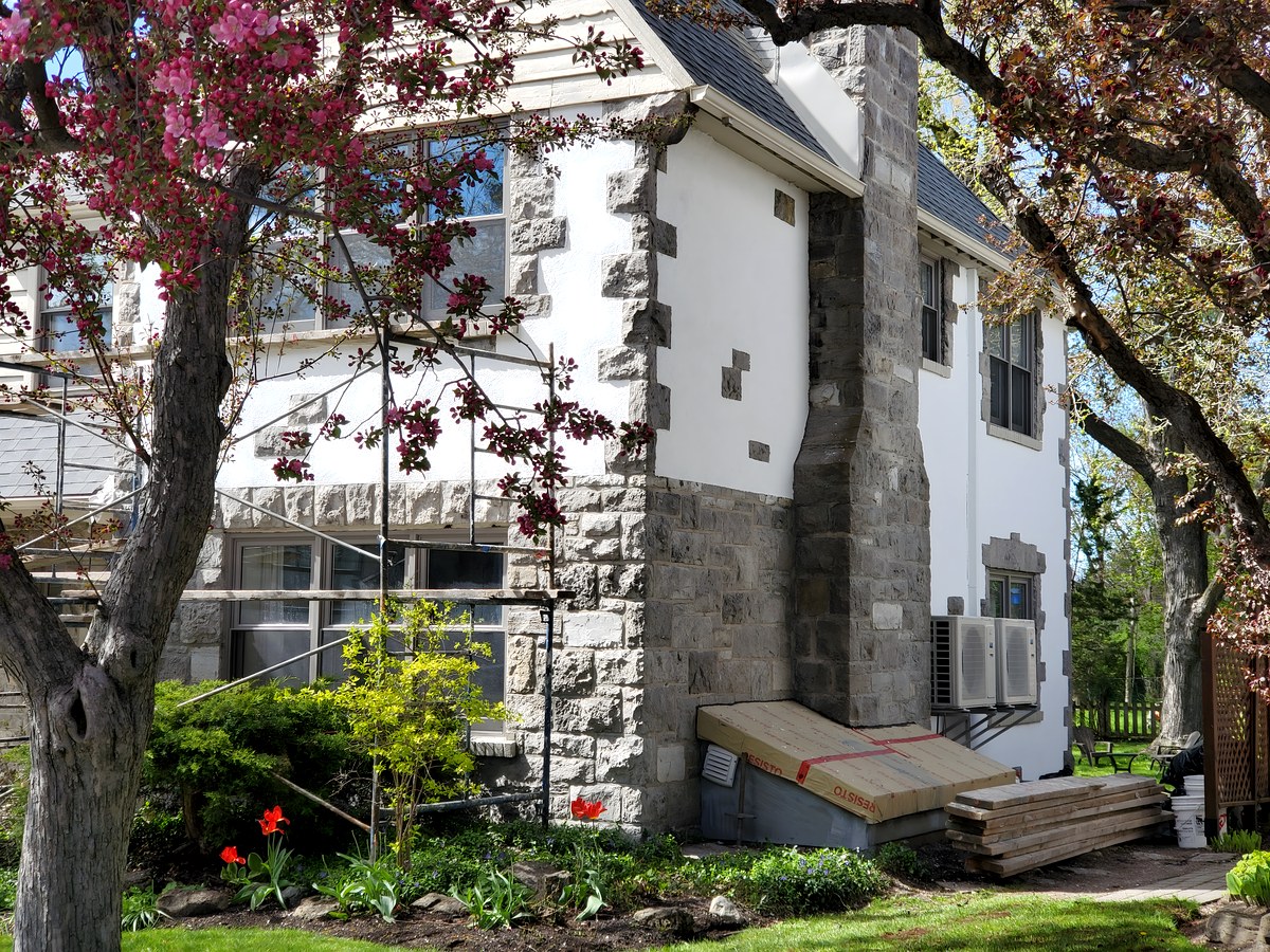 Maison en pierre enduit blanc