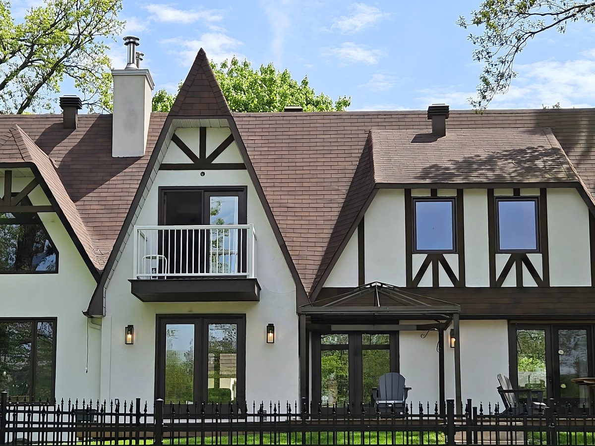 Maison Tudor enduit blanc